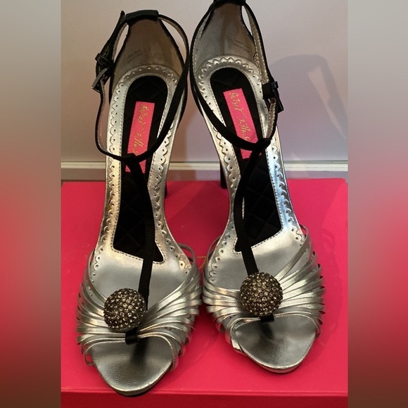 NEW | Betsey Johnson Black and Gold Heels • Size 7.5 - Picture 2 of 4